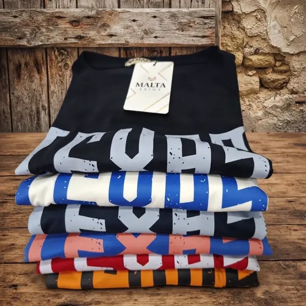 Camisetas dobradas com etiqueta Malta