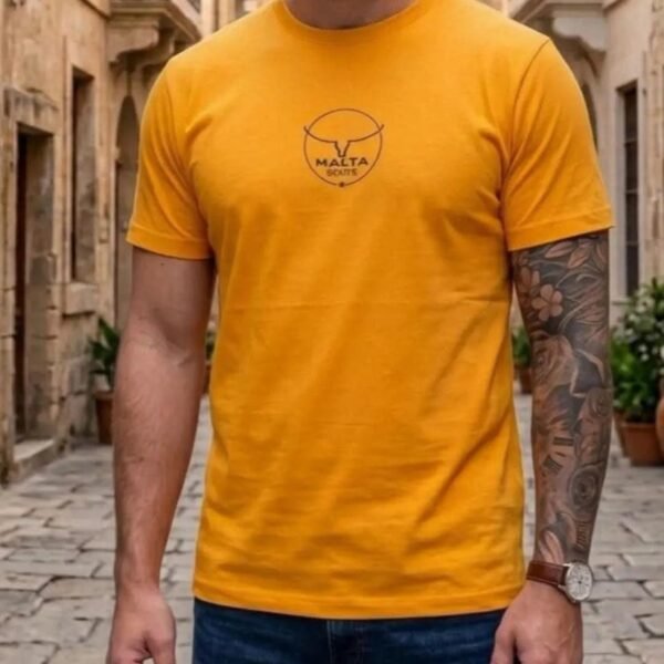 Camiseta mostarda Malta Roots Essencial com emblema do crânio de touro no peito