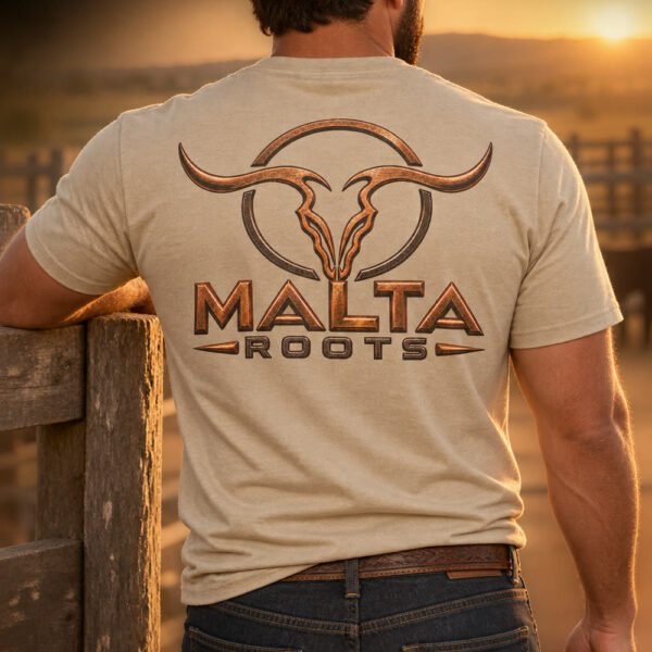 Homem de chapéu de costas no curral ao pôr do sol vestindo camiseta areia com a logo Malta Roots grande nas costas